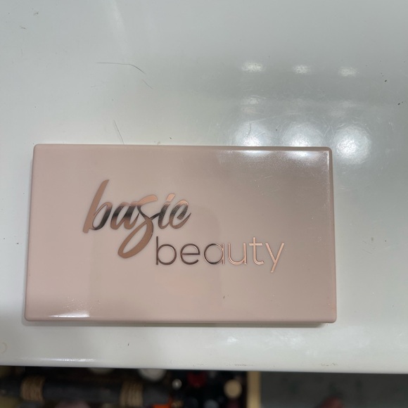 Amazing Makeup Bundle - Picture 6 of 6